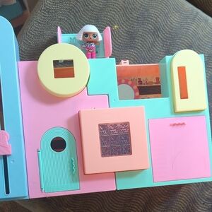 L.O.L. Surprise! Pastel Dollhouse with Doll
